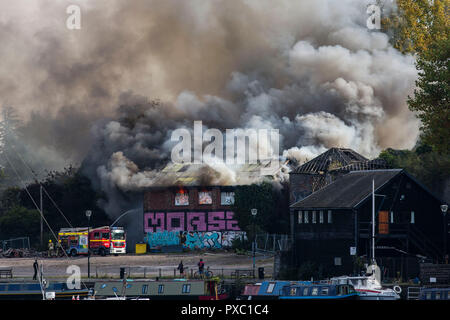 Bristol, UK. Okt, 2018 21. Feuerwehr bekämpfen Ein großes Lager Feuer im Zentrum von Bristol, 21. Oktober 2018. Quelle: Adam Gasson/Alamy leben Nachrichten Stockfoto