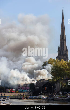 Bristol, UK. Okt, 2018 21. Feuerwehr bekämpfen Ein großes Lager Feuer im Zentrum von Bristol, 21. Oktober 2018. Quelle: Adam Gasson/Alamy leben Nachrichten Stockfoto