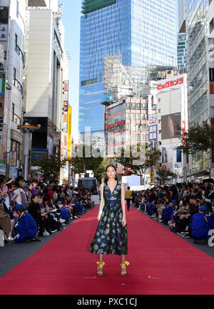 Tokio, Japan. Okt, 2018 21. Shibuya Landebahn, eine Modenschau erhält unterwegs Auf der Straße von Tokyos modische Shibuya am letzten Tag von Shibuya Fashion Week am Sonntag, den 21. Oktober 2018. Die 11-tägige Kampagne wurde zweimal jährlich statt Shibuya und die einzigartige Kultur der gehobenen Stadt mit Hilfe von jungen Designern und Mitarbeiter arbeiten in den Bereichen Geschäfte zu fördern. Credit: Natsuki Sakai/LBA/Alamy leben Nachrichten Stockfoto
