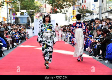 Tokio, Japan. Okt, 2018 21. Shibuya Landebahn, eine Modenschau erhält unterwegs Auf der Straße von Tokyos modische Shibuya am letzten Tag von Shibuya Fashion Week am Sonntag, den 21. Oktober 2018. Die 11-tägige Kampagne wurde zweimal jährlich statt Shibuya und die einzigartige Kultur der gehobenen Stadt mit Hilfe von jungen Designern und Mitarbeiter arbeiten in den Bereichen Geschäfte zu fördern. Credit: Natsuki Sakai/LBA/Alamy leben Nachrichten Stockfoto