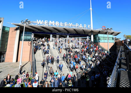 Wembley Stadion, London, UK. Okt, 2018 21. NFL in London, Spiel zwei, Tennessee Titans gegen Los Angeles Ladegeräte; NFL Fans verlassen Wembley Park Station auf dem Weg zum Stadion Credit: Aktion plus Sport/Alamy leben Nachrichten Stockfoto