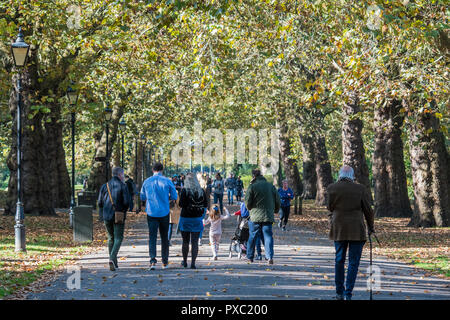 London, Großbritannien. Okt, 2018 21. Die Menschen genießen im Herbst Sonnenschein in Battersea Park. Credit: Guy Bell/Alamy leben Nachrichten Stockfoto