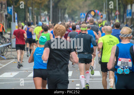 Amsterdam, Niederlande. Okt 2018 21. Marathon von Amsterdam. Einen Moment im Team im Osten der Niederlande Amsterdam 2018 Credit: Robert vantgarde Hoenderdaal/Alamy leben Nachrichten Stockfoto