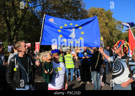 London, Großbritannien. Okt, 2018 20. Ein Banksy inspiriert Banner am März in London Quelle: Philippa McAllister/Alamy leben Nachrichten Stockfoto