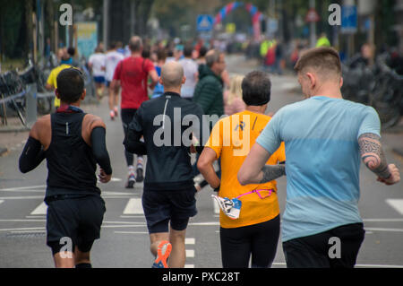 Amsterdam, Niederlande. Okt 2018 21. Marathon von Amsterdam. Einen Moment im Team im Osten der Niederlande Amsterdam 2018 Credit: Robert vantgarde Hoenderdaal/Alamy leben Nachrichten Stockfoto