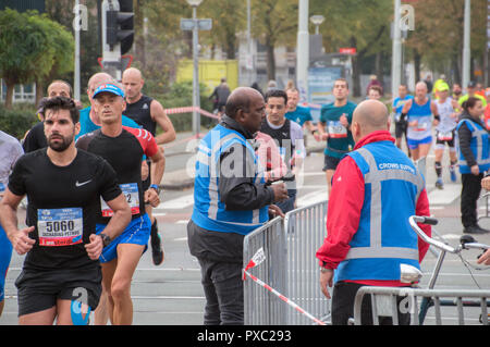 Amsterdam, Niederlande. Okt 2018 21. Marathon von Amsterdam. Einen Moment im Team im Osten der Niederlande Amsterdam 2018 Credit: Robert vantgarde Hoenderdaal/Alamy leben Nachrichten Stockfoto