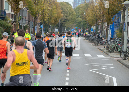 Amsterdam, Niederlande. Okt 2018 21. Marathon von Amsterdam. Einen Moment im Team im Osten der Niederlande Amsterdam 2018 Credit: Robert vantgarde Hoenderdaal/Alamy leben Nachrichten Stockfoto
