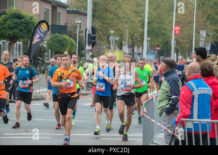Amsterdam, Niederlande. Okt 2018 21. Marathon von Amsterdam. Einen Moment im Team im Osten der Niederlande Amsterdam 2018 Credit: Robert vantgarde Hoenderdaal/Alamy leben Nachrichten Stockfoto