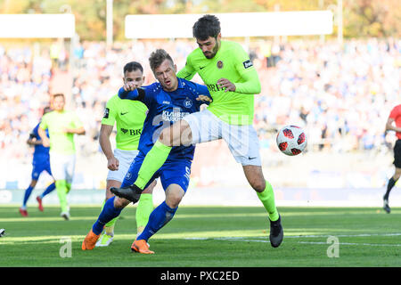 Marvin Pourie (KSC) in Duellen mit Sascha Mockenhaupt (SV Wehen Wiesbaden). GES/Fußball/3. Liga: Karlsruher SC - SV Wehen Wiesbaden, 21.10.2018 Fußball: 3. Liga: Karlsruhe - Wehen-Wiesbaden, Lage, Oktober 21, 2018 | Verwendung weltweit Stockfoto