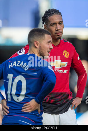 London, Großbritannien. Okt 2018 20. London, Großbritannien. 20. Okt 2018. London, UK. Okt 2018 20. London, Großbritannien. 20. Okt 2018. Chris Smalling von Man Utd & Eden HAZARD von Chelsea in der Premier League zwischen Chelsea und Manchester United an der Stamford Bridge, London, England am 20. Oktober 2018. ** Redaktion VERWENDEN SIE NUR ** - Foto von Andy Rowland/PRiME Media Bilder. Credit: Andrew Rowland/Alamy Live News Credit: Andrew Rowland/Alamy Live News Credit: Andrew Rowland/Alamy Live News Credit: Andrew Rowland/Alamy leben Nachrichten Stockfoto