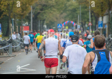 Amsterdam, Niederlande. Okt 2018 21. Marathon von Amsterdam. Einen Moment im Team im Osten der Niederlande Amsterdam 2018 Credit: Robert vantgarde Hoenderdaal/Alamy leben Nachrichten Stockfoto