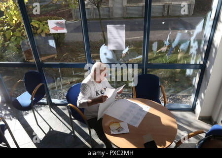 Danzig, Polen. Okt 2018 21. Kommunalwahlen in Polen. Der ehemalige polnische Präsident Lech Walesa ist die Abstimmung gesehen © Max Ardulf/Alamy leben Nachrichten Stockfoto