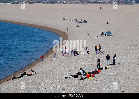 Dorset, Großbritannien. Okt 2018 21. Die Menschen genießen das warme Wetter am Chesil Beach in Dorset Credit: Finnbarr Webster/Alamy leben Nachrichten Stockfoto