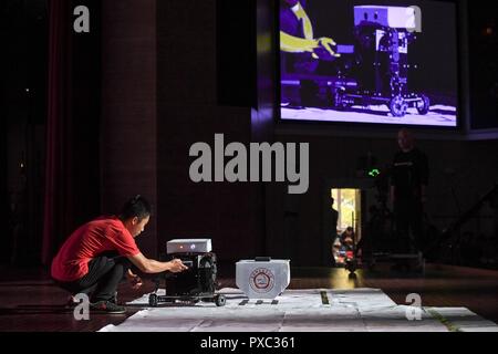 Hefei, Anhui Provinz Chinas. Okt, 2018 21. Ein Teilnehmer debugs der Roboter während des 18'RoboGame 'Wettbewerb in der Universität der Wissenschaft und Technologie der Volksrepublik China in Hefei, der ostchinesischen Provinz Anhui, Okt. 21, 2018. Credit: Zhang Duan/Xinhua/Alamy leben Nachrichten Stockfoto