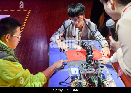 Hefei, Anhui Provinz Chinas. Okt, 2018 21. Ein Roboter zeigt seine Kalligraphie Skill während der 18'RoboGame 'Wettbewerb in der Universität der Wissenschaft und Technologie der Volksrepublik China in Hefei, der ostchinesischen Provinz Anhui, Okt. 21, 2018. Credit: Zhang Duan/Xinhua/Alamy leben Nachrichten Stockfoto