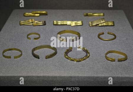 (181021) - CHENGDU, 21 Oktober, 2018 (Xinhua) - Foto am Okt. 21, 2018 zeigt Gold Armbänder ausgegraben aus dem Jiangkou Ausdehnung der Minjiang Fluß während einer Ausstellung im Museum in Chengdu, Sichuan im Südwesten Chinas Provinz Sichuan. Archäologen fanden Artefakte an der Stelle der Bauernaufstand am Ende der Ming Dynastie (1368-1644) aus dem Jiangkou Ausdehnung der Minjiang Fluss in Deyang, Sichuan. Die Ruinen der antike Schlachtfeld Jiangkou wurde unter Chinas Top 10 archäologische Funde im Jahr 2017 eingeschrieben. Insgesamt wurden 521 kulturelle Relikte in der Ausstellung zu sehen. Kic Stockfoto