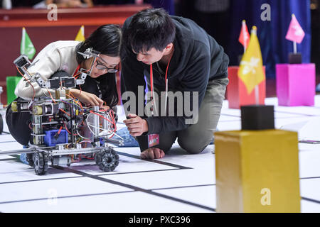 Hefei, Anhui Provinz Chinas. Okt, 2018 21. Die Teilnehmer konkurrieren im 18'RoboGame 'Wettbewerb in der Universität der Wissenschaft und Technologie der Volksrepublik China in Hefei, der ostchinesischen Provinz Anhui, Okt. 21, 2018. Credit: Zhang Duan/Xinhua/Alamy leben Nachrichten Stockfoto