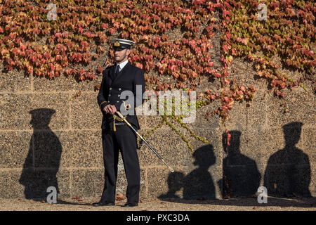 London, Großbritannien. Okt 2018 21. Meer Kadetten bereiten sie sich auf die jährlichen Trafalgar Day Parade in Horse Guards Parade bis März. Credit: Guy Corbishley/Alamy leben Nachrichten Stockfoto