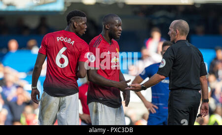 London, Großbritannien. Okt 2018 20. Romelu Lukaku & Paul Pogba von Man Utd sprechen Sie mit Schiedsrichter Mike Dean beim Premier League Spiel zwischen Chelsea und Manchester United an der Stamford Bridge, London, England am 20. Oktober 2018. ** Redaktion VERWENDEN SIE NUR ** - Foto von Andy Rowland/PRiME Media Bilder. Credit: Andrew Rowland/Alamy leben Nachrichten Stockfoto