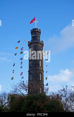 Calton Hill, Edinburgh, Schottland. 21. Okt. 2018. Flags flying von Nelson Denkmal auf Edinburgh's Calton Hill Trafalgar Tag der Feier der Sieg der Royal Navy unter dem Kommando von vizeadmiral Horatio Nelson gewann, über den kombinierten französischen und spanischen Flotten in der Schlacht von Trafalgar am 21. Oktober 1805 zu gedenken. Stockfoto