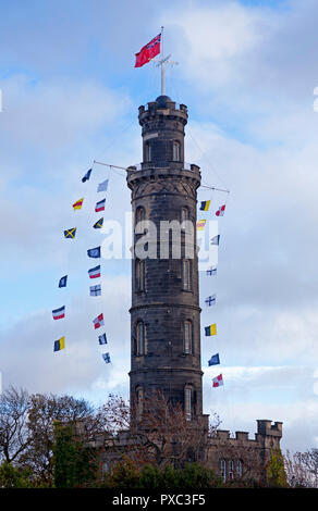 Calton Hill, Edinburgh, Schottland. 21. Okt. 2018. Flags flying von Nelson Denkmal auf Edinburgh's Calton Hill Trafalgar Tag der Feier der Sieg der Royal Navy unter dem Kommando von vizeadmiral Horatio Nelson gewann, über den kombinierten französischen und spanischen Flotten in der Schlacht von Trafalgar am 21. Oktober 1805 zu gedenken. Stockfoto