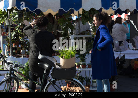 London, Großbritannien. Oktober 2018. Die Leute sahen auf dem Woolwich Market reden. Kredit: Joe Kuis / Alamy Live Nachrichten Stockfoto