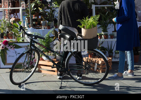 London, Großbritannien. Oktober 2018. Fahrradkeller mit Korb auf dem Woolwich Markt. Kredit: Joe Kuis / Alamy Live Nachrichten Stockfoto