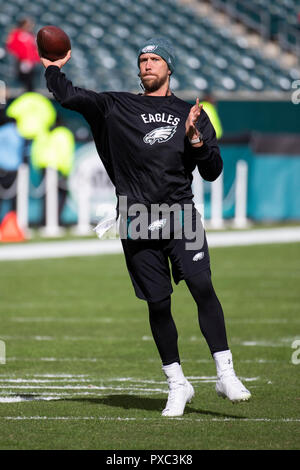 Philadelphia, Pennsylvania, USA. Okt, 2018 21. Philadelphia Eagles quarterback Nick Foles (9) wirft den Ball vor der NFL Spiel zwischen den Carolina Panthers und die Philadelphia Eagles am Lincoln Financial Field in Philadelphia, Pennsylvania. Christopher Szagola/CSM Credit: Cal Sport Media/Alamy Live News Credit: Csm/Alamy leben Nachrichten Stockfoto