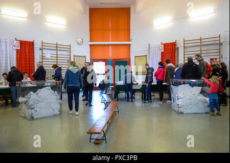 Danzig, Polen. Okt 2018 21. Menschen werden gesehen, ihre Stimmabgabe bei den Kommunalwahlen. Am 21. Oktober 2018 polnische Bürger wird für Tausende von Ratsmitgliedern und Bürgermeistern in regionalen, Grafschaft und Pfarrei Wahlen stimmen. Credit: SOPA Images Limited/Alamy leben Nachrichten Stockfoto