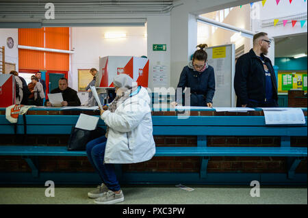 Warschau, Polen. Okt, 2018 21. Menschen werden gesehen, ihre Stimmabgabe bei den Kommunalwahlen. Am 21. Oktober 2018 polnische Bürger wird für Tausende von Ratsmitgliedern und Bürgermeistern in regionalen, Grafschaft und Pfarrei Wahlen stimmen. Credit: Omar Marques/SOPA Images/ZUMA Draht/Alamy leben Nachrichten Stockfoto