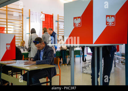 Warschau, Polen. Okt, 2018 21. Ein Mann wird gesehen, wie seine Stimmabgabe bei den Kommunalwahlen. Am 21. Oktober 2018 polnische Bürger wird für Tausende von Ratsmitgliedern und Bürgermeistern in regionalen, Grafschaft und Pfarrei Wahlen stimmen. Credit: Omar Marques/SOPA Images/ZUMA Draht/Alamy leben Nachrichten Stockfoto