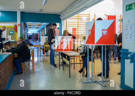 Warschau, Polen. Okt, 2018 21. Menschen werden gesehen, ihre Stimmabgabe bei den Kommunalwahlen. Am 21. Oktober 2018 polnische Bürger wird für Tausende von Ratsmitgliedern und Bürgermeistern in regionalen, Grafschaft und Pfarrei Wahlen stimmen. Credit: Omar Marques/SOPA Images/ZUMA Draht/Alamy leben Nachrichten Stockfoto