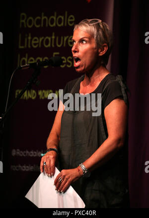 Rochdale, Großbritannien. Okt 2018 21. Schauspieler und Regisseur Joyce Branagh präsentiert und Pfarrer eine "Frauen der Welt Veranstaltung". Schauspieler Sue Devaney präsentiert Lesungen von Poesie und Prosa aus dem maskew Sammlung klassischer Literatur aus Rochdale Central Library. Die Leistung erfolgt an der Städte in der 90 Jahre alten Vorhang Theater, Rochdale. 21. Oktober 2018 (C) Barbara Cook/Alamy leben Nachrichten Stockfoto
