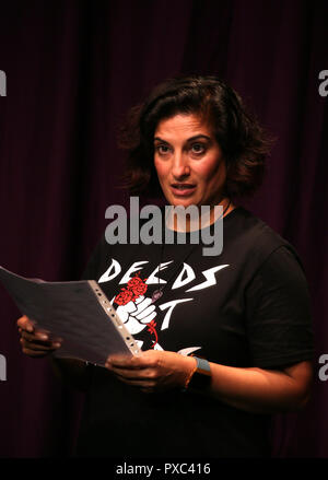 Rochdale, Großbritannien. Okt 2018 21. Schauspieler und Regisseur Joyce Branagh präsentiert und Pfarrer eine "Frauen der Welt Veranstaltung". Schauspieler Mina Anwar präsentiert Lesungen von Poesie und Prosa aus dem maskew Sammlung klassischer Literatur aus Rochdale Central Library. Die Leistung erfolgt an der Städte in der 90 Jahre alten Vorhang Theater, Rochdale. 21. Oktober 2018 (C) Barbara Cook/Alamy leben Nachrichten Stockfoto