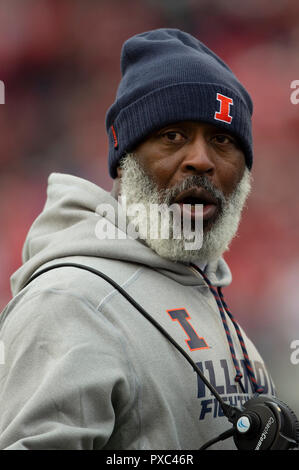 Madison, WI, USA. Okt, 2018 20. Illinois Head Coach Lovie Smith schaut während der NCAA Football Spiel zwischen der Illinois Fighting Illini und die Wisconsin Badgers in Camp Randall Stadium in Madison, WI. Wisconsin besiegt Illinois 49-20. John Fisher/CSM/Alamy leben Nachrichten Stockfoto