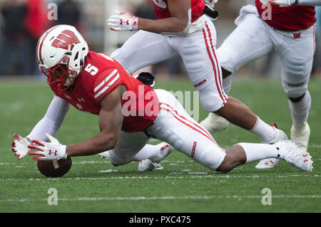 Madison, WI, USA. Okt, 2018 20. Wisconsin Dachse cornerback Rachad Wildgoose #5 gewinnt einen ungeschickten Versuch während der NCAA Football Spiel zwischen der Illinois Fighting Illini und die Wisconsin Badgers in Camp Randall Stadium in Madison, WI. Wisconsin besiegt Illinois 49-20. John Fisher/CSM/Alamy leben Nachrichten Stockfoto