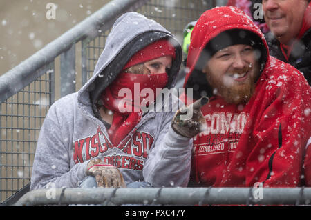 Madison, WI, USA. Okt, 2018 20. Wisconsin fans freuen sich über den Schnee fallen während der NCAA Football Spiel zwischen der Illinois Fighting Illini und die Wisconsin Badgers in Camp Randall Stadium in Madison, WI. Wisconsin besiegt Illinois 49-20. John Fisher/CSM/Alamy leben Nachrichten Stockfoto