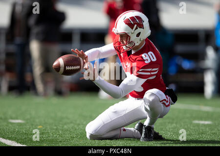 Madison, WI, USA. Okt, 2018 20. Wisconsin Dachse Börsenspekulant Connor Allen #90 in Aktion während der NCAA Football Spiel zwischen der Illinois Fighting Illini und die Wisconsin Badgers in Camp Randall Stadium in Madison, WI. Wisconsin besiegt Illinois 49-20. John Fisher/CSM/Alamy leben Nachrichten Stockfoto