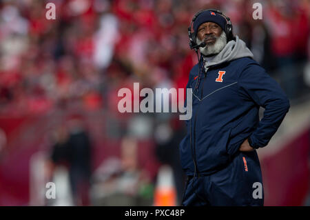 Madison, WI, USA. Okt, 2018 20. Illinois Head Coach Lovie Smith während der NCAA Football Spiel zwischen der Illinois Fighting Illini und die Wisconsin Badgers in Camp Randall Stadium in Madison, WI. Wisconsin besiegt Illinois 49-20. John Fisher/CSM/Alamy leben Nachrichten Stockfoto