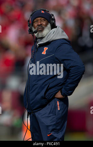 Madison, WI, USA. Okt, 2018 20. llinois Head Coach Lovie Smith während der NCAA Football Spiel zwischen der Illinois Fighting Illini und die Wisconsin Badgers in Camp Randall Stadium in Madison, WI. Wisconsin besiegt Illinois 49-20. John Fisher/CSM/Alamy leben Nachrichten Stockfoto