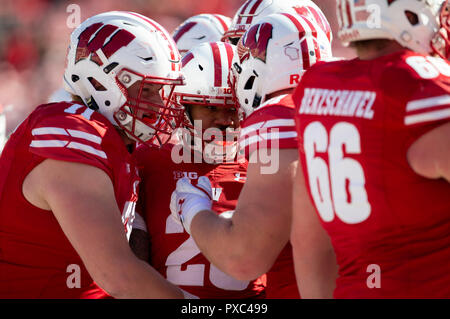 Madison, WI, USA. Okt, 2018 20. Wisconsin Dachse zurück laufen Taiwan beschäftigen #28 in Aktion während der NCAA Football Spiel zwischen der Illinois Fighting Illini und die Wisconsin Badgers in Camp Randall Stadium in Madison, WI. Wisconsin besiegt Illinois 49-20. John Fisher/CSM/Alamy leben Nachrichten Stockfoto