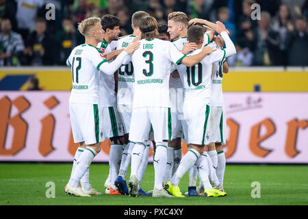 Mönchengladbach, Deutschland. Okt, 2018 21. Fussball: Bundesliga, Borussia Mönchengladbach vs FSV Mainz 05, 8.Spieltag im Borussia Park. Gladbach Spieler feiern nach dem 2-0 Ziel. Credit: Marius Becker/dpa-n zu lassen./dpa/Alamy Leben Nachrichten Quelle: dpa Picture alliance/Alamy leben Nachrichten Stockfoto