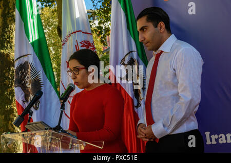 London, Großbritannien. Okt 2018 20. Eine Frau spricht an der PMOI protestieren. Hinter einer Fahne 'Demokratie im Iran mit Maryam Rajavi, der mudschaheddin der Iran ein Protest gegen die repressive Regimes im Iran, mit einem Galgen und drei Frauen in einer Gefängniszelle gehalten, die die Herrschaft des Terrors und den Aufruf für ein Ende der Hinrichtungen dort. Politische und soziale ri Credit: ZUMA Press, Inc./Alamy leben Nachrichten Stockfoto