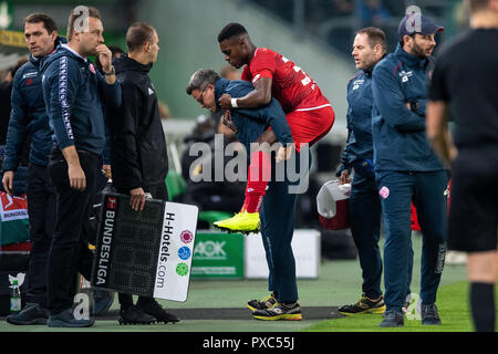 Mönchengladbach, Deutschland. Okt, 2018 21. Fussball: Bundesliga, Borussia Mönchengladbach vs FSV Mainz 05, 8.Spieltag im Borussia Park. Der Mainzer Ridle Baku piggy - von einem Trainer nach seinem Austausch gesichert. Credit: Marius Becker/dpa-n zu lassen./dpa/Alamy Leben Nachrichten Quelle: dpa Picture alliance/Alamy leben Nachrichten Stockfoto