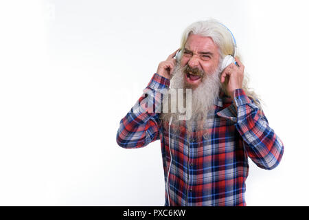 Studio shot von Happy älterer bärtiger Mann lächelnd und Singen whil Stockfoto