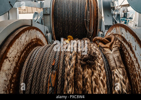 AHTS Schiff Abschleppen und Anchor Handling Winde Stockfoto