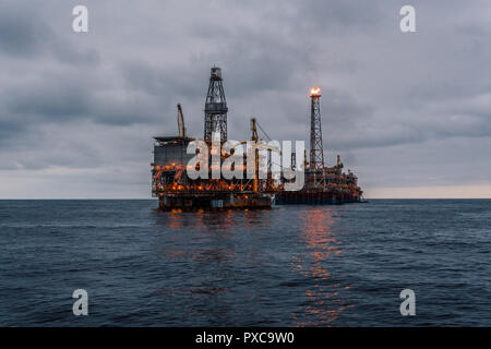 FPSO-tanker Schiff in der Nähe der Bohrinsel Plattform. Offshore Öl- und Gasindustrie Stockfoto