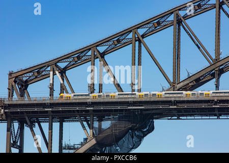 Sydney Bahnübergang der Hafen von Sydney Harbour Bridge auf einem blauen Himmel Tag, Sydney, Australien Stockfoto