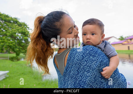 Mutter und Sohn kleben zusammen im Park Stockfoto