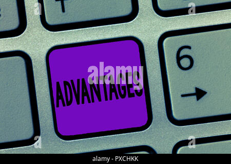 Schreiben Hinweis Übersicht Vorteile. Business foto Präsentation in günstig oder überlegene Position Chancen Strategien sein. Stockfoto